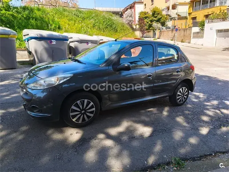 Usado Peugeot 206+ 75 CV (55 kW) 2011 Gris / plata Utilitario