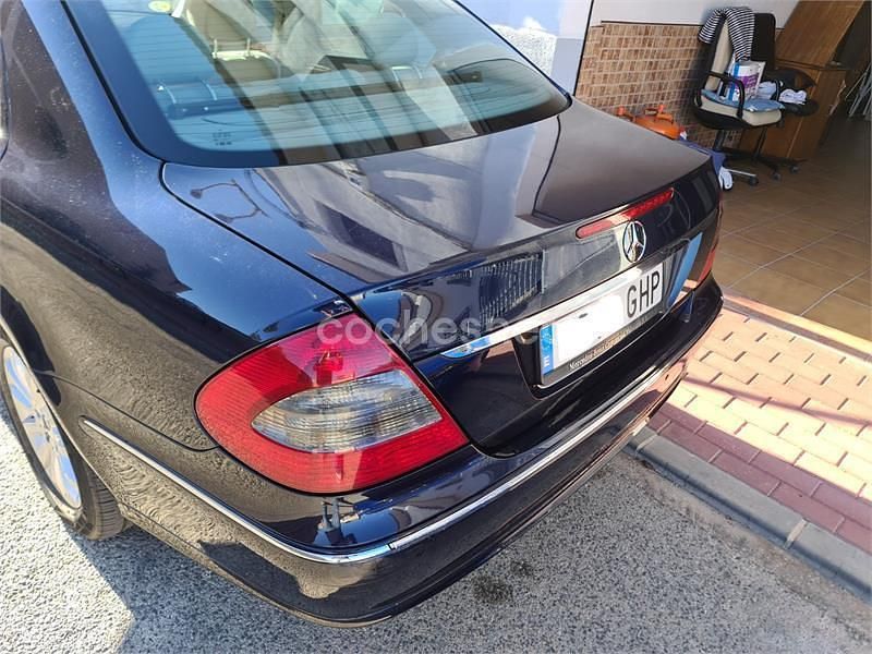 Usado Mercedes E220 Elegance 150 CV (110 kW) 2007 Azul Berlina