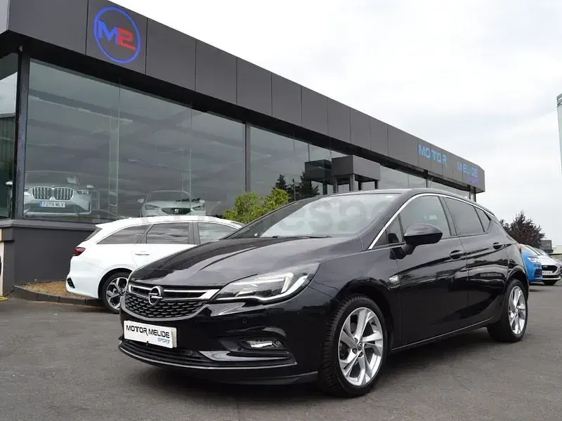 Usado Opel Astra 125 CV (91 kW) 2019 Negro Berlina
