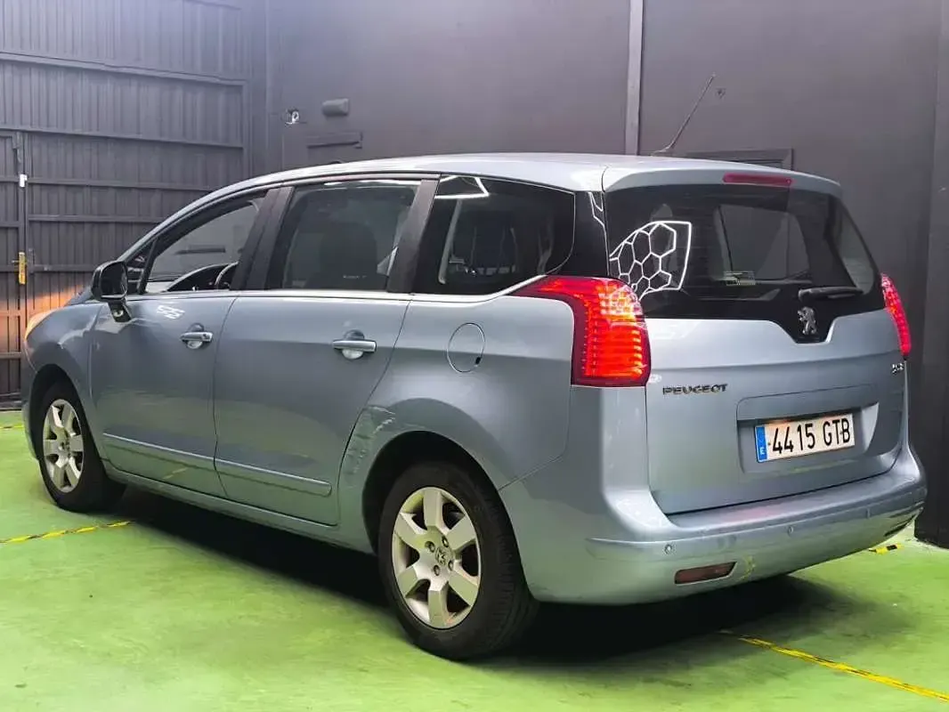 Usado Peugeot 5008 Premium 109 CV (80 kW) 2010 Azul Monovolumen