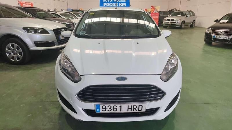 Usado Ford Fiesta Trend 70 CV (51 kW) 2013 Blanco Utilitario