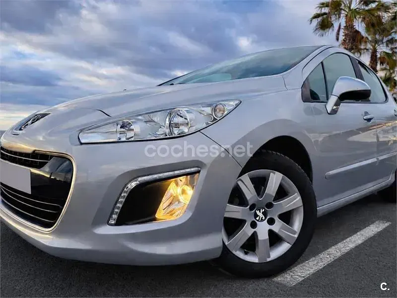 Usado Peugeot 308 Active 120 CV (88 kW) 2013 Gris / plata Berlina