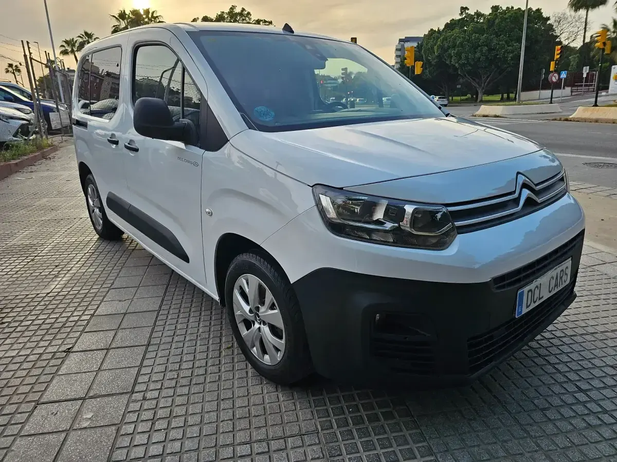 Usado Citroën Berlingo Feel 100 CV (73 kW) 2021 Blanco Monovolumen