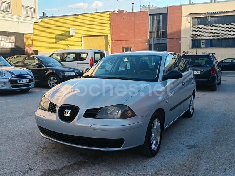 Gris / plata Usado 2006 Seat Cordoba Reference Berlina | 2390 € (Precio justo) - Imagen 1/4