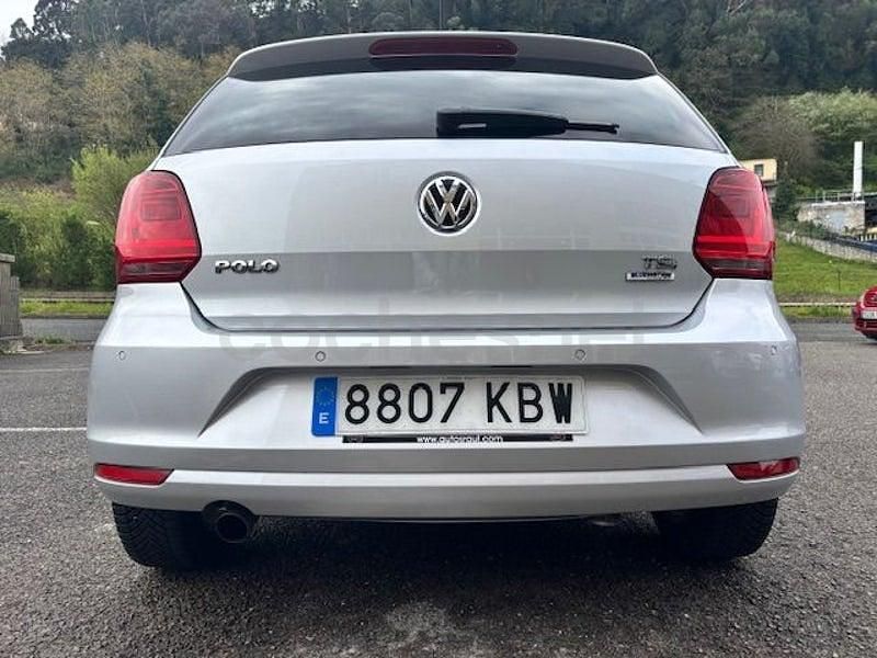Usado VW Polo Sportline 90 CV (66 kW) 2017 Gris / plata Berlina
