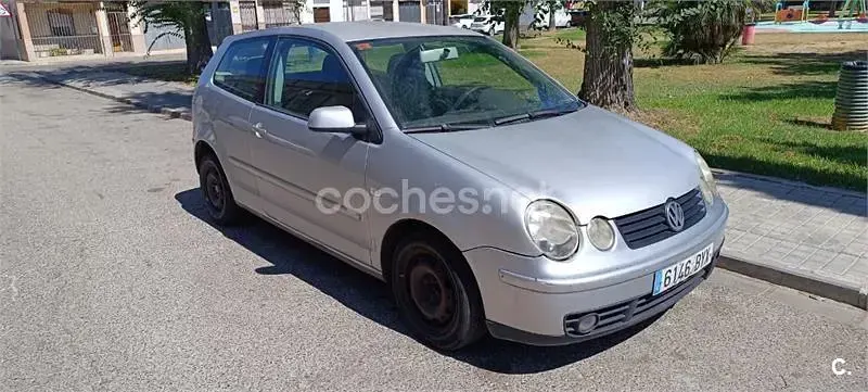 Usado VW Polo Highline 100 CV (73 kW) 2002 Gris / plata Utilitario