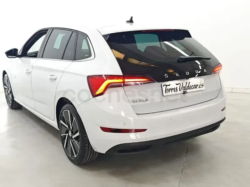 Usado Skoda Scala Sport 110 CV (80 kW) 2021 Blanco Utilitario