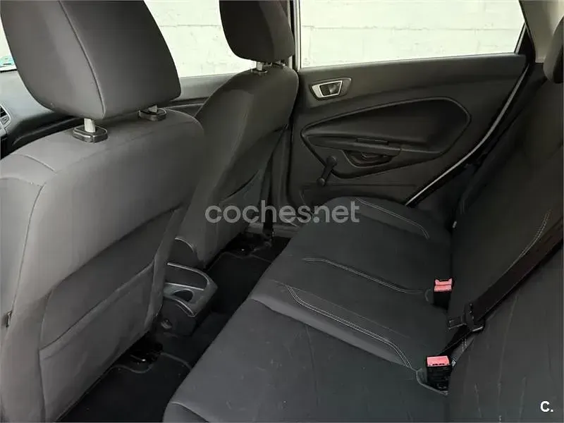 Usado Ford Fiesta Trend 82 CV (60 kW) 2015 Blanco Berlina