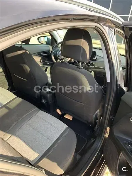 Usado Fiat Tipo Cross 100 CV (73 kW) 2021 Negro Berlina