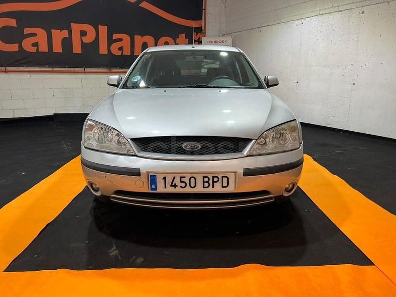 Usado Ford Mondeo Trend 125 CV (91 kW) 2001 Gris / plata Berlina