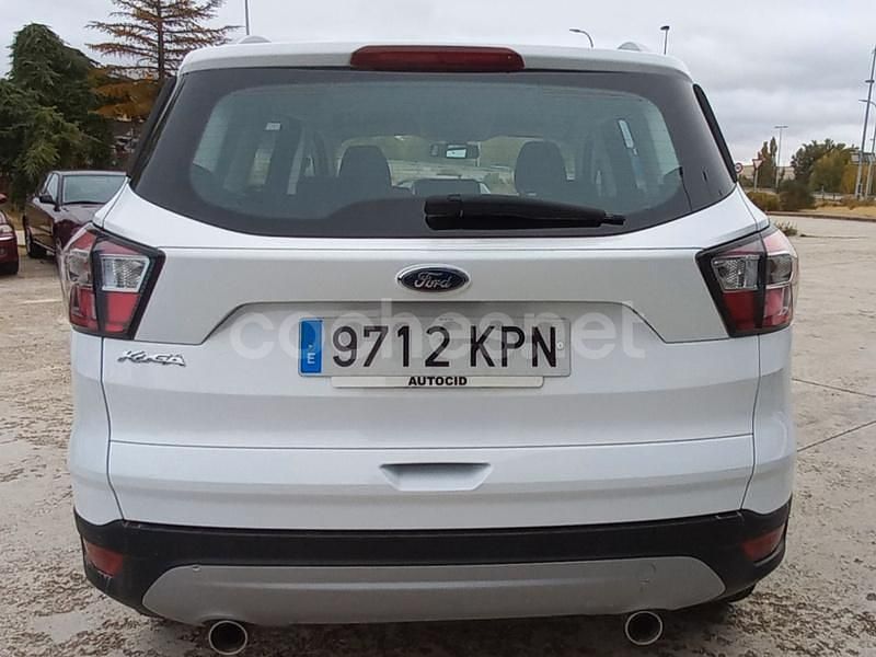 Usado Ford Kuga Trend 150 CV (110 kW) 2018 Gris / plata SUV