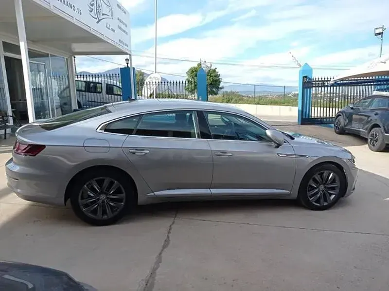 Usado VW Arteon 150 CV (110 kW) 2020 Gris / plata Berlina
