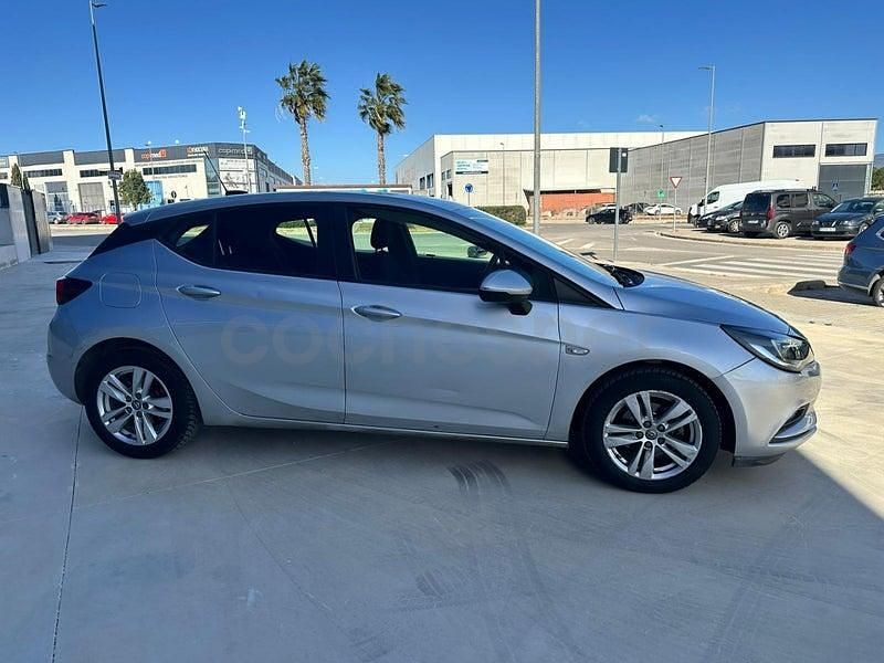 Usado Opel Astra Elegance 140 CV (102 kW) 2018 Gris / plata Berlina