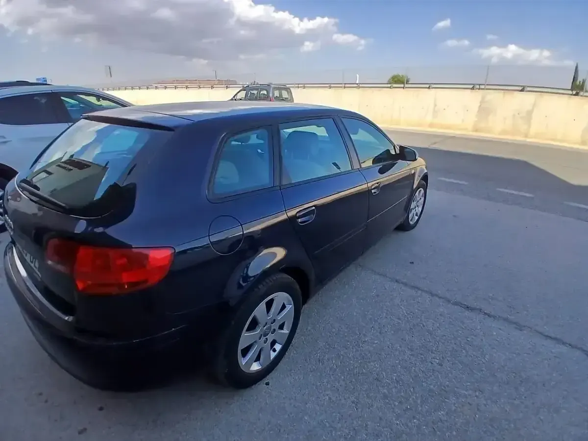 Usado Audi A3 Ambition 102 CV (75 kW) 2006 Azul Utilitario