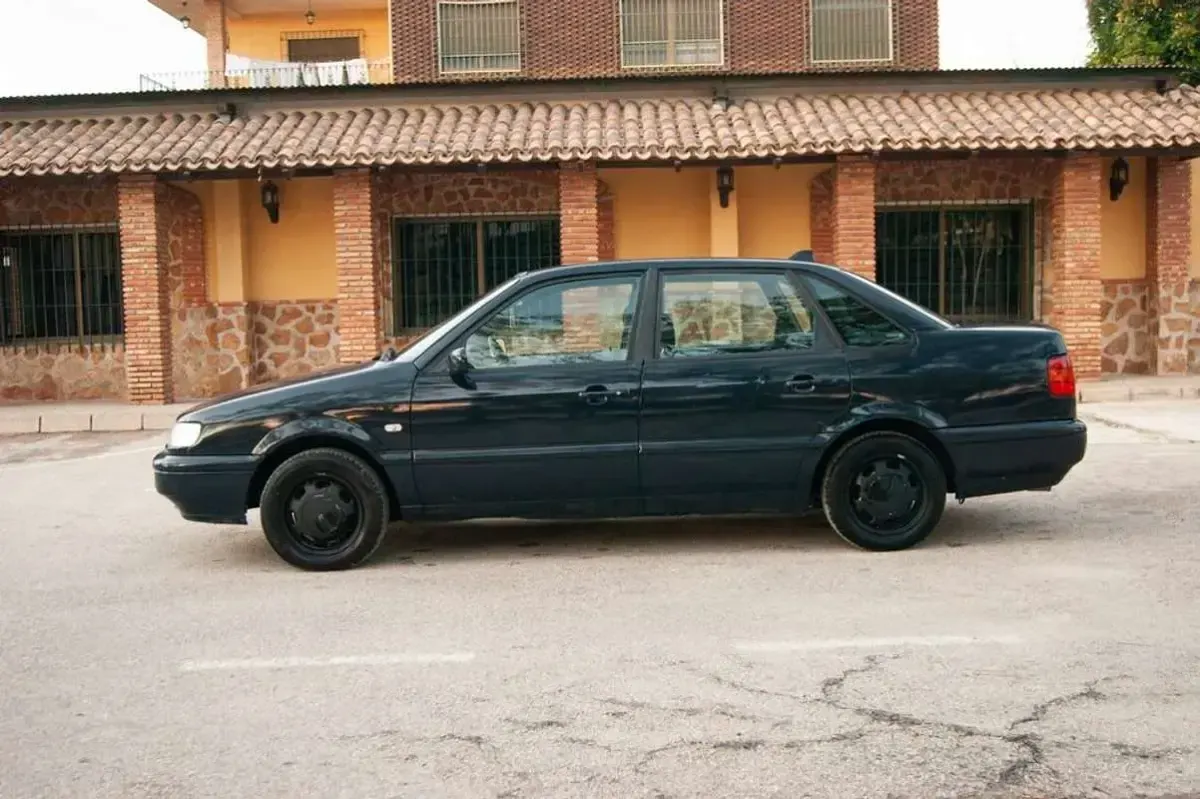 Usado VW Passat 90 CV (66 kW) 1994 Verde Berlina