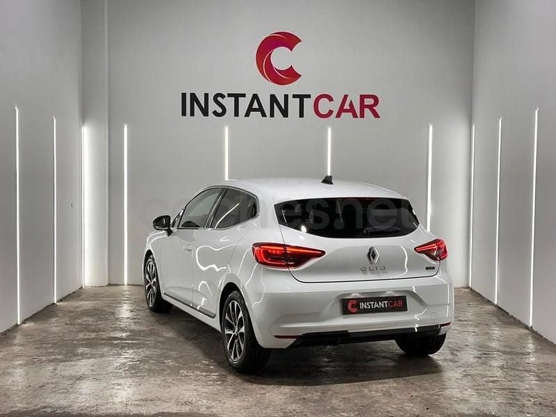 Begagnad Renault Clio V Techno 140 HK (102 kW) 2023 Vit Sedan