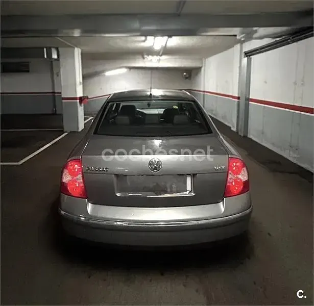 Usado VW Passat Highline 150 CV (110 kW) 2002 Gris / plata Berlina