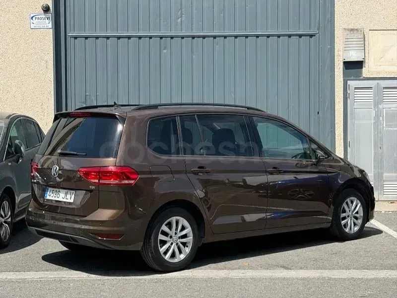 Usado VW Touran Advance 115 CV (84 kW) 2016 Marrón Monovolumen