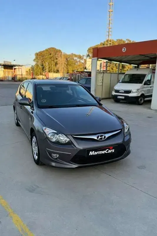 Usado Hyundai i30 Comfort 90 CV (66 kW) 2011 Gris Utilitario