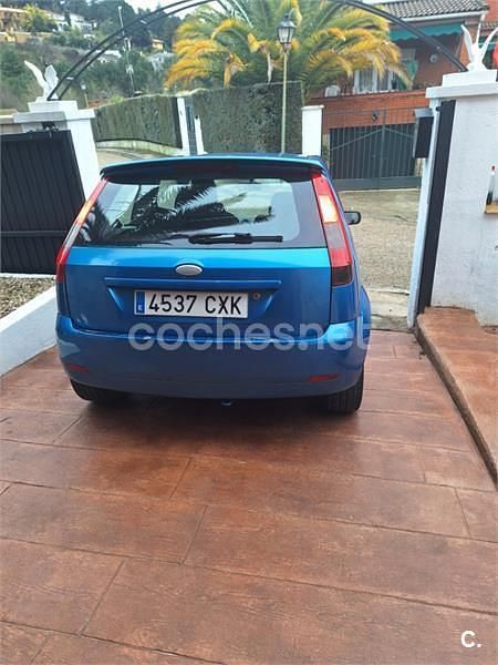 Usado Ford Fiesta Trend 68 CV (50 kW) 2004 Azul Utilitario