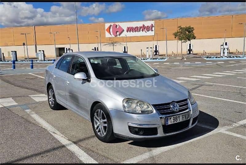 Usado VW Jetta Trendline 105 CV (77 kW) 2007 Gris / plata Berlina