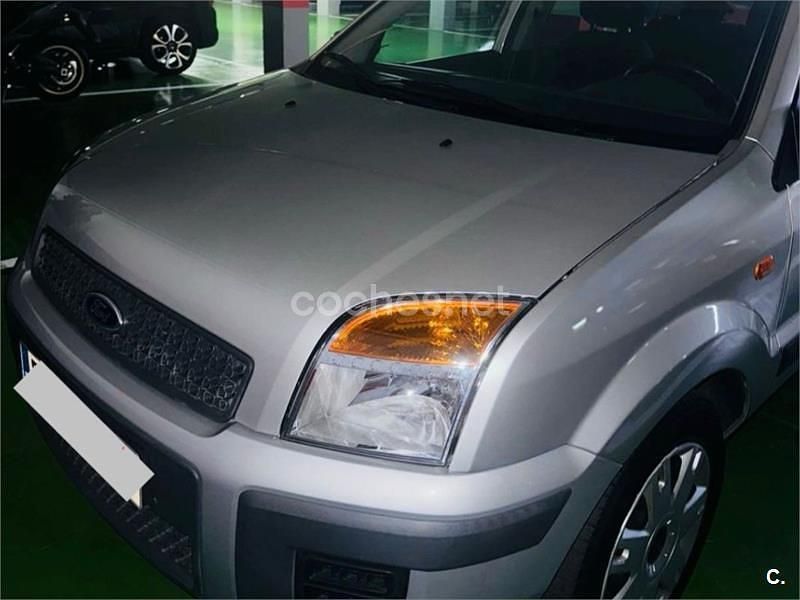 Usado Ford Fusion Ambiente 80 CV (58 kW) 2011 Gris / plata Utilitario