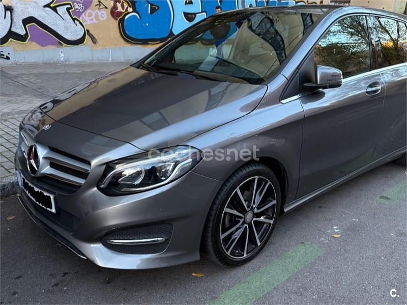 Usado Mercedes B180 AMG line 109 CV (80 kW) 2017 Gris / plata Monovolumen