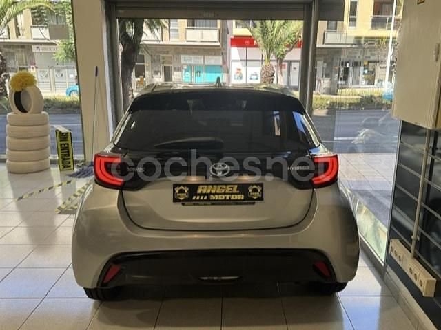 Usado Toyota Yaris Hybrid 100 CV (73 kW) 2022 Gris / plata Berlina