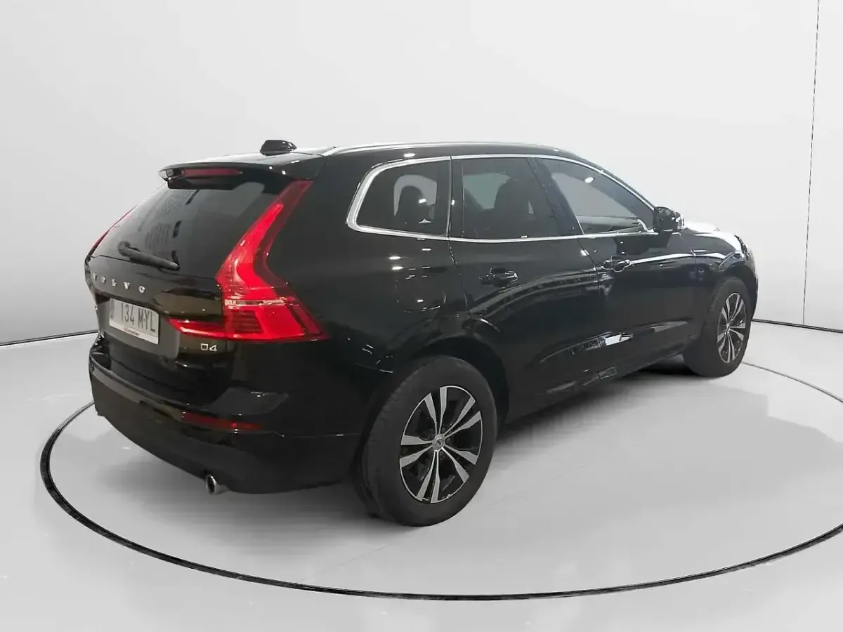 Käytetty Volvo XC60 Momentum 190 HP (139 kW) 2020 Musta Katumaasturi
