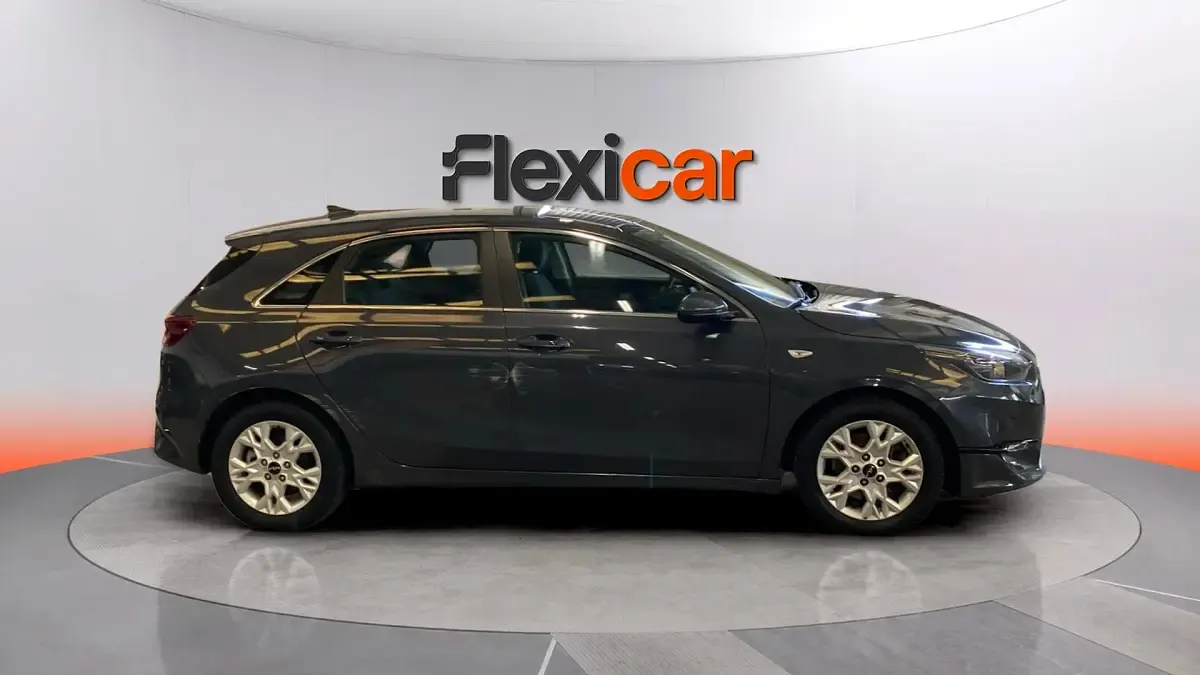 Usado Kia Ceed 136 CV (100 kW) 2023 Gris Utilitario
