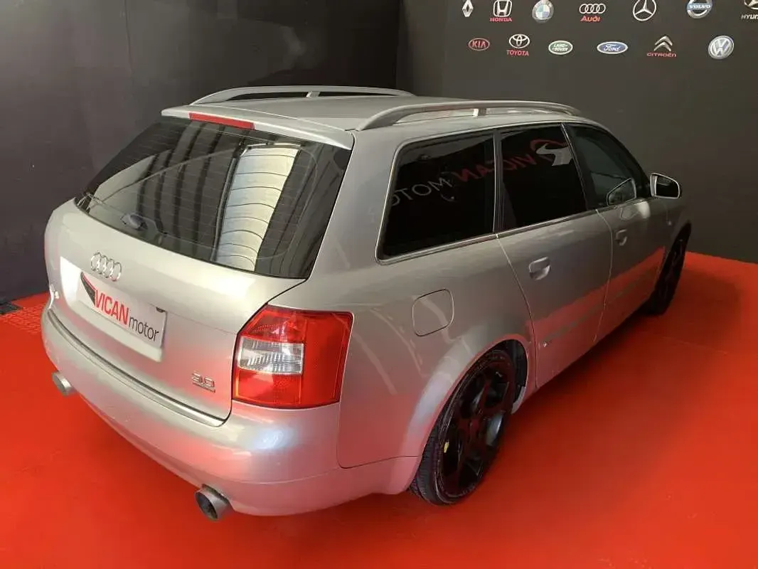 Usado Audi A4 220 CV (161 kW) 2002 Plateado Familiar