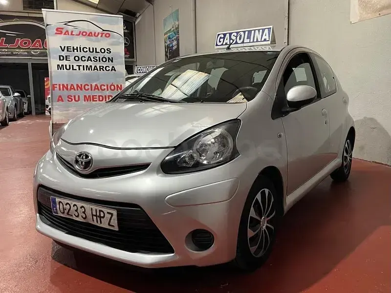 Usado Toyota Aygo Live 68 CV (50 kW) 2013 Gris / plata Utilitario