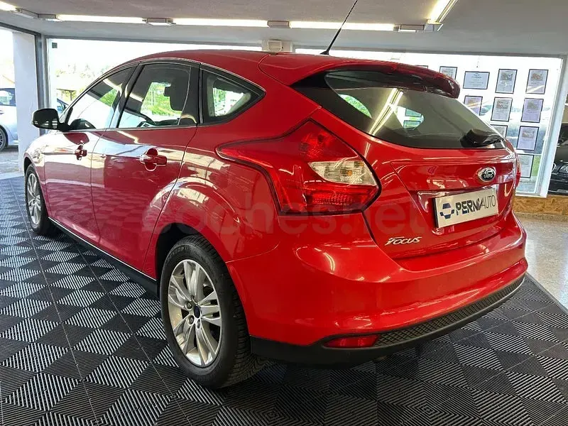 Usado Ford Focus Trend 100 CV (73 kW) 2012 Rojo Berlina