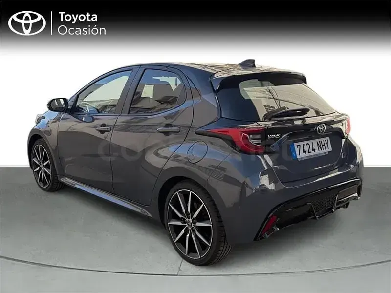 Usado Toyota Yaris Hybrid Plus 130 CV (95 kW) 2025 Gris / plata Berlina