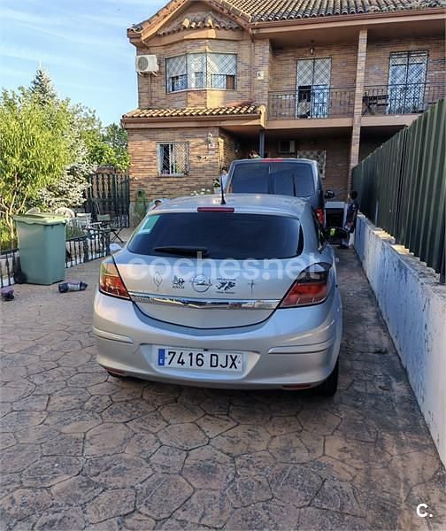 Usado Opel Astra GTC Sport 105 CV (77 kW) 2005 Gris / plata Berlina