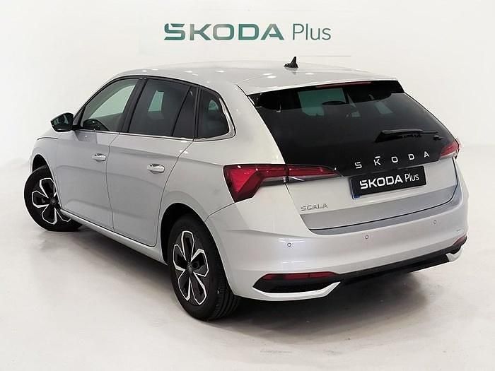 Usado Skoda Scala Selection 115 CV (84 kW) 2025 Gris plata Utilitario