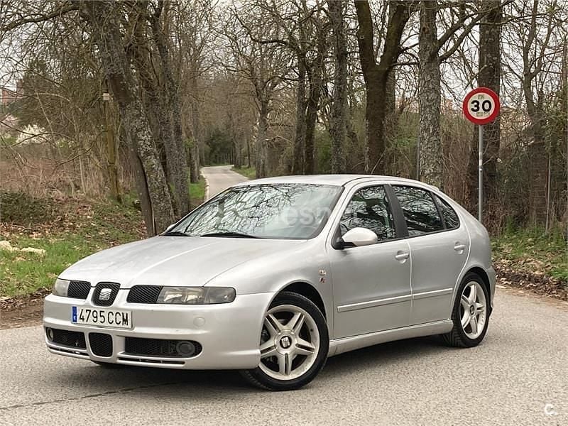 Usado Seat Leon Sport 150 CV (110 kW) 2002 Gris / plata Utilitario