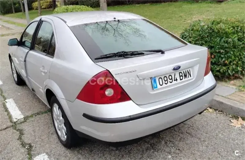 Usado Ford Mondeo Trend 115 CV (84 kW) 2001 Gris / plata Berlina