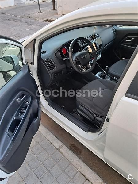 Usado Kia Rio 75 CV (55 kW) 2015 Blanco Berlina