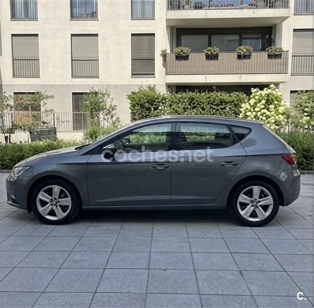 Usado Seat Leon Ecomotive 105 CV (77 kW) 2014 Gris / plata Berlina
