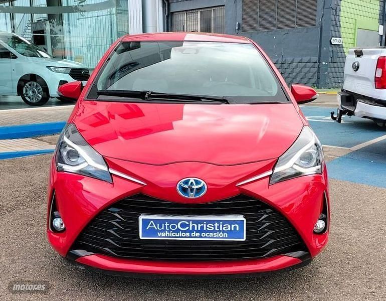Usado Toyota Yaris Hybrid Active 100 CV (73 kW) 2019 Rojo
