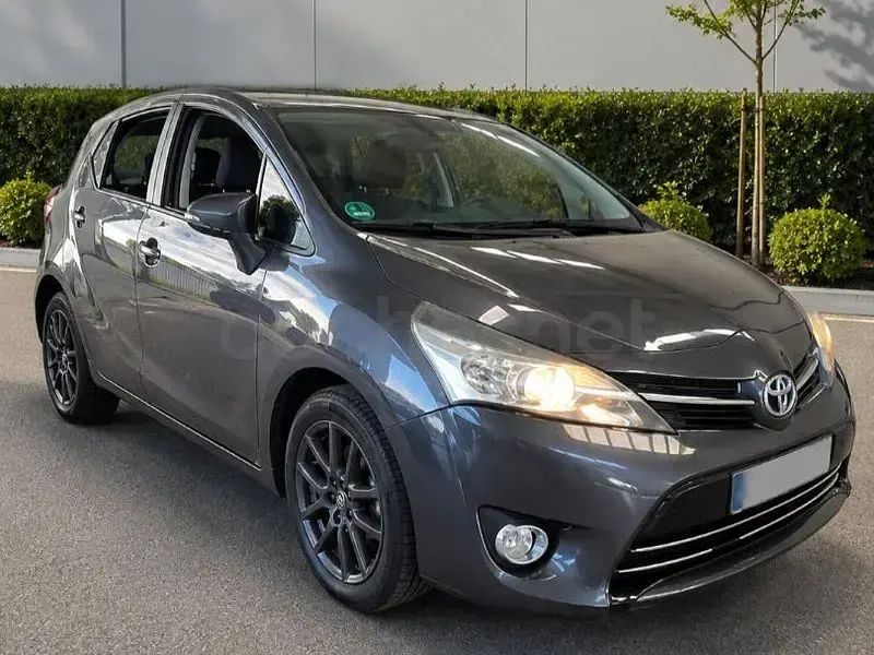 Usado Toyota Verso Advance 147 CV (108 kW) 2015 Gris / plata Monovolumen
