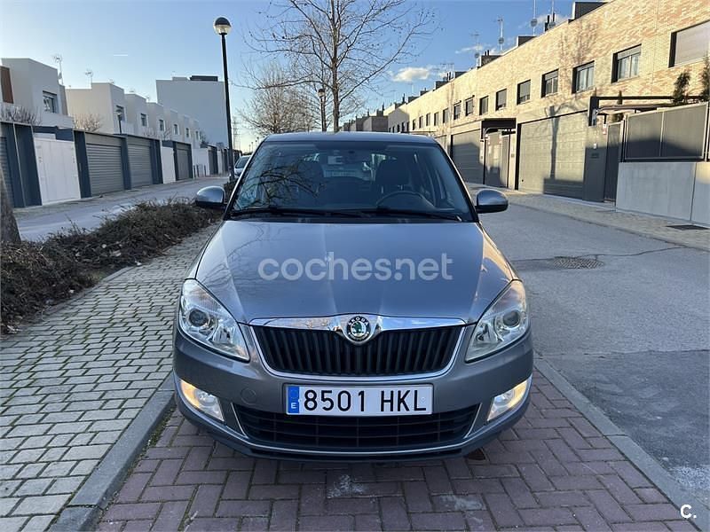 Usado Skoda Fabia Elegance 105 CV (77 kW) 2012 Gris / plata Berlina