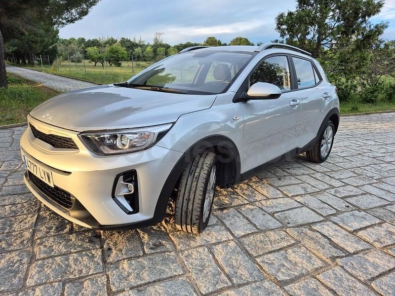 Usado Kia Stonic 100 CV (73 kW) 2022 Gris / plata SUV