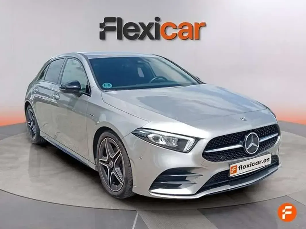 Usado Mercedes A180 116 CV (85 kW) 2020 Gris Utilitario