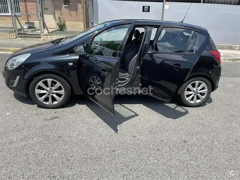 Usado Opel Corsa Selective 100 CV (73 kW) 2012 Negro Utilitario