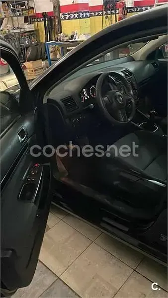 Usado VW Jetta Highline 105 CV (77 kW) 2010 Negro Berlina