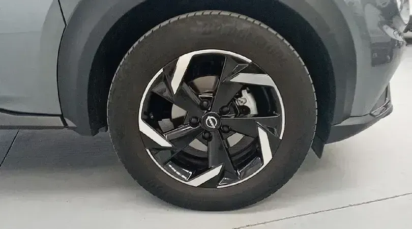 Usado Nissan Juke N-Connecta 143 CV (105 kW) 2023 Skline grey (metalizado) SUV