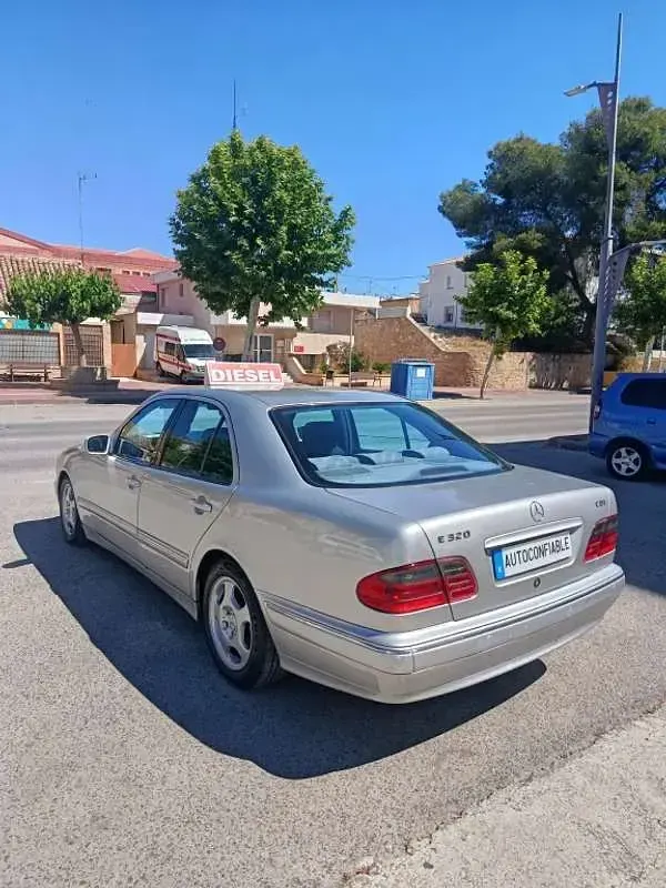 Usado Mercedes E320 204 CV (150 kW) 2004 Gris Berlina