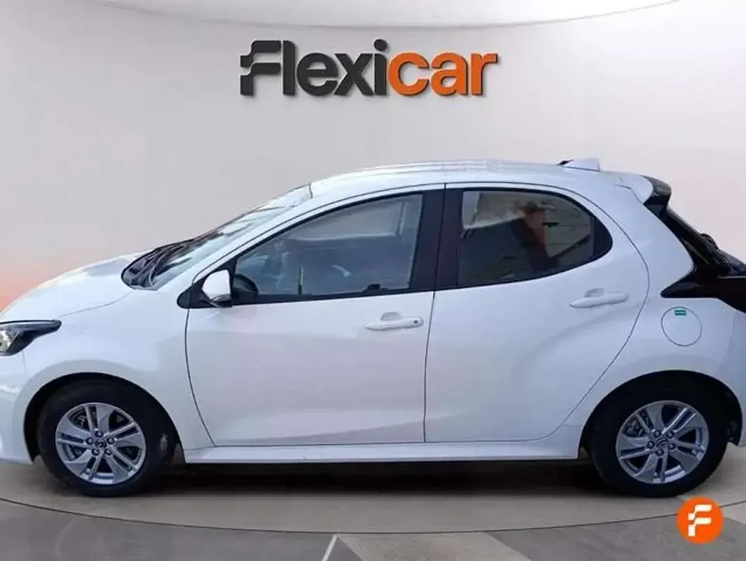 Begagnad Mazda 2 Exclusive-Line 90 HK (66 kW) 2023 Vit Halvkombi